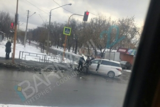 В Барнауле в дорожное ограждение влетела машина
