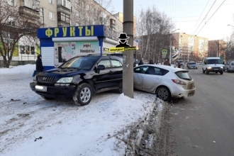 В Барнауле водитель въехал в киоск с фруктами и припаркованный на тротуар Lexus