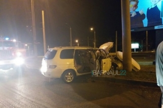 Водитель авто в Барнауле врезался в столб 