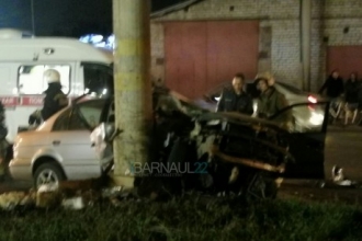 Легковой автомобиль в Барнауле врезался в столб