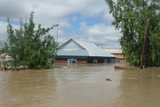 В пострадавшие от паводка районы идет доставка оборудования для просушивания зданий и откачки воды