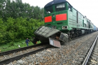В Алтайском крае произошло столкновение поезда и микроавтобуса