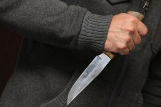 Житель Алтая, угрожая матери ножом, попал под уголовное дело