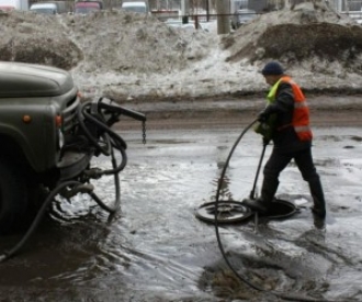 В Северодвинске продолжается откачка воды с улиц