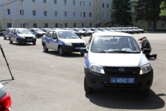 35 новых автомобилей получили полицейские Алтайского края