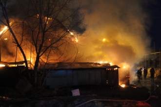 В Барнауле пожар повредил два дома и сараи