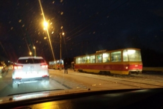 В Барнауле пробку спровоцировал МАЗ, застрявший на трамвайных путях