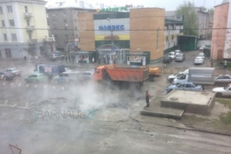 На Жилплощадке в Барнауле ведут откачку воды