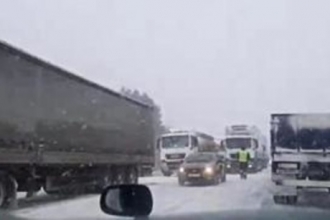 На трассе Барнаул-Новосибирск перекрыто движение для фур
