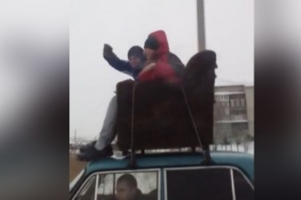В Камне-на-Оби подростки прокатились на крыше авто, сидя на диване