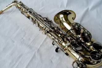 Мужчина хотел купить саксофон, но лишился денег