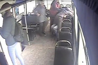 Пассажир троллейбуса набросился на кондуктора с ножом