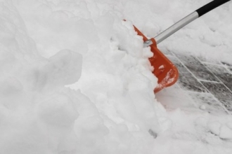 Барнаульцы могут убирать снег за деньги