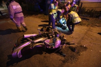 Уходя от полиции, мотоциклист с пассажиркой попали в серьезное ДТП