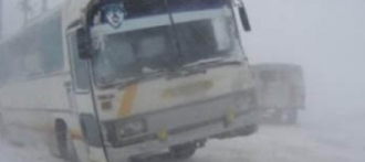 Из-за плохой погоды на трассах заклинивает пассажирские автобусы