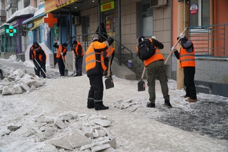 В Барнауле осужденных отправили на очистку улиц