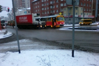 В центре Барнаула столкнулись трамвай и грузовик