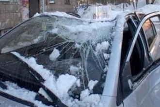В Бийске на машину упала глыба льда