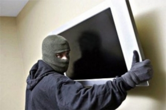 Бездомный Барнаула украл через окно телевизор и другие вещи