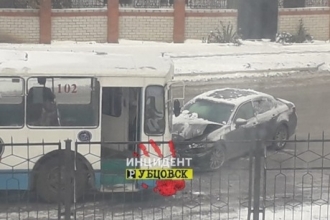 В Рубцовске столкнулись троллейбус и авто 