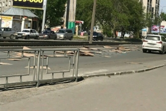 Северо-Западную улицу в Барнауле усыпало картоном