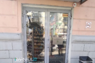 Барнаулец разбил стекло в магазине и попал в больницу 