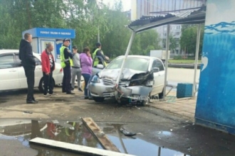 В Барнауле остановку общественного транспорта протаранил автомобиль